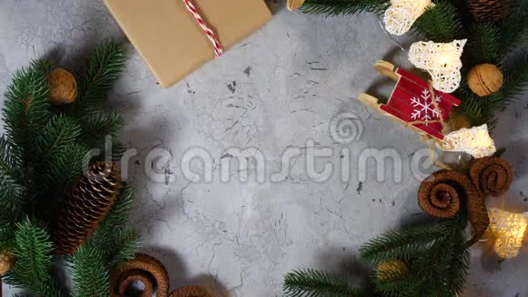 人类女性的双手向节日装饰推送礼物桌子上摆着新年和圣诞装饰品松树枝视频的预览图