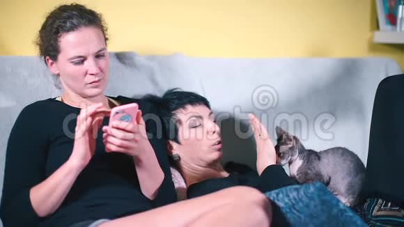 两个女朋友躺在房间的沙发上视频的预览图