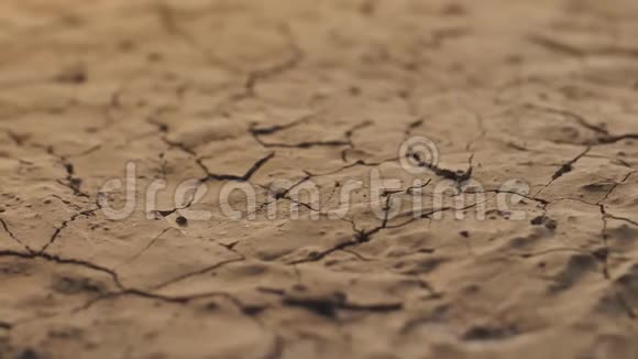 水危机干旱地面干燥土壤裂缝全球气候变化视频的预览图