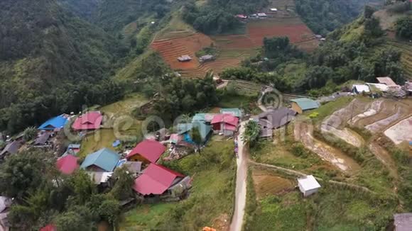 越南北部山区萨帕以南的猫巴村在2019年10月无人机上记录的空中镜头视频的预览图