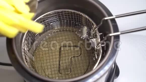 迷你深油炸锅用热油炸土豆视频的预览图