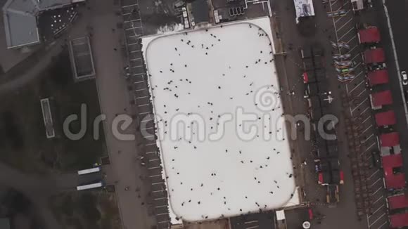城市中心一个冬季滑冰场在空气新鲜的地方进行空中空中循环拍摄视频的预览图
