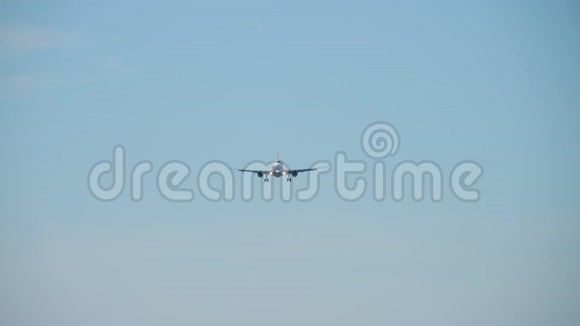 飞机在着陆前接近海洋视频的预览图