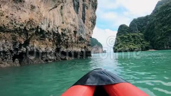 人们乘坐充气船在悬崖附近的海面上视频的预览图