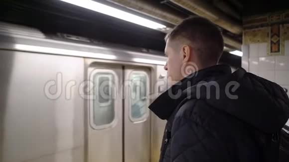 在地铁等火车的人视频的预览图