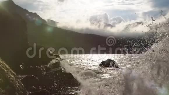 黑海的波浪在缓慢运动的岩石上飞溅美丽的海浪撞击着岩石视频的预览图