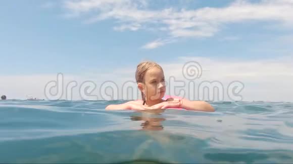 可爱的女孩在海上游泳圈家庭度假概念视频的预览图
