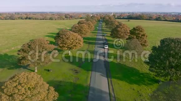 秋季在英国农村停放汽车的道路上的空中镜头视频的预览图