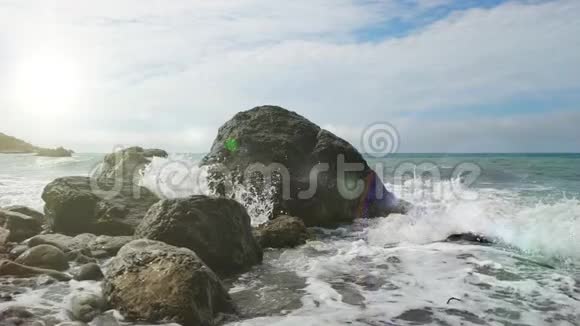 近距离拍摄海浪撞击大型海岸石头克里米亚一场小小的风暴在大海中掀起巨浪视频的预览图