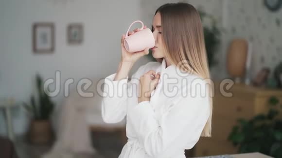3年轻女子在家喝热茶不要感冒视频的预览图