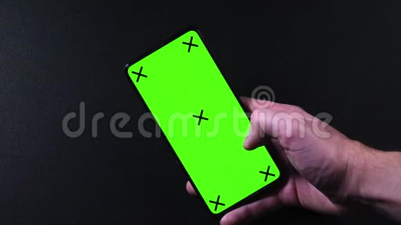 绿色屏幕手机没有品牌男性手在手机屏幕上滑动视频的预览图