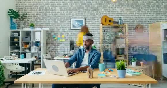 工作中使用笔记本电脑的非裔美国人办公室职员的时间缩短视频的预览图