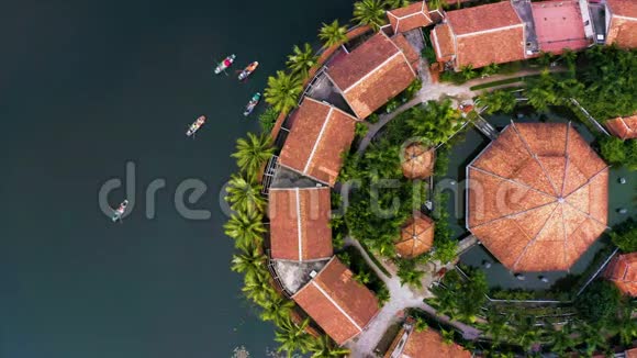 从高空俯瞰划船带游客游览宁宾景点视频的预览图