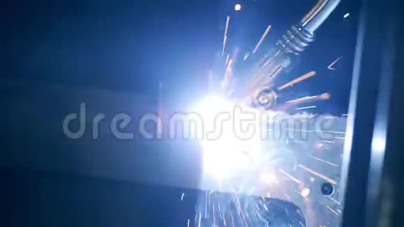 金属正在焊接火花在四处飞舞视频的预览图
