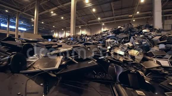 回收设施中一堆废弃的屏幕视频的预览图