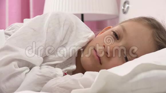在床上体贴的孩子沉思的孩子小女孩不能睡在卧室里视频的预览图