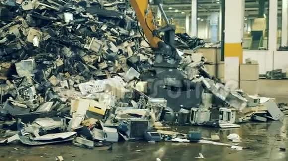拖拉机在回收中心收集工业垃圾视频的预览图