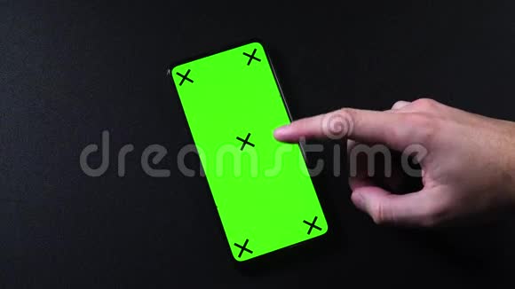 绿色屏幕手机没有品牌男性手在手机屏幕上滑动视频的预览图
