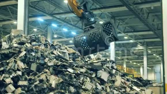 工作机器抓取塑料垃圾回收视频的预览图