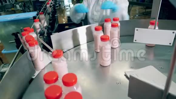 当一个人拿着酸奶的时候带酸奶的瓶子就会移动视频的预览图