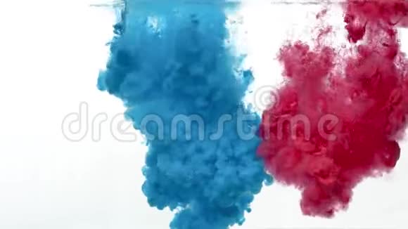 两种颜色的油漆在水中滴和溶解视频的预览图
