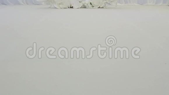 新娘和新郎在婚礼上戴着一个美丽舒适的大花环婚礼举行视频的预览图