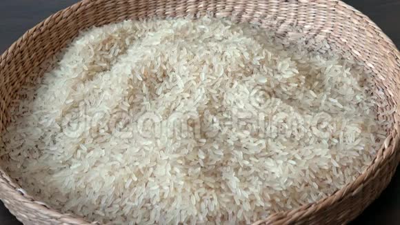 篮子里有白米饭有机食品大米视频的预览图