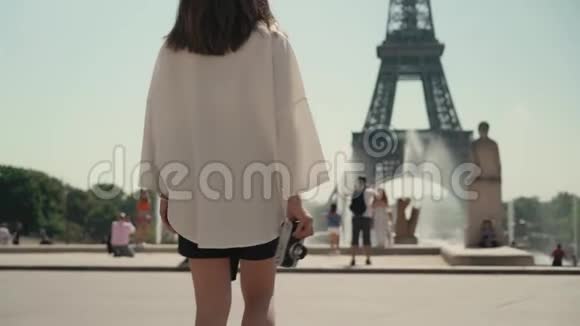 在埃菲尔铁塔的背景下优雅的女人在特罗卡德罗散步视频的预览图