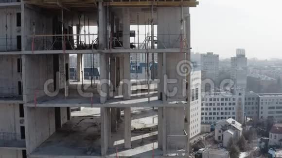 自上而下的无人机射击一座未完工的多层建筑物体在建侧面鸟瞰建筑视频的预览图