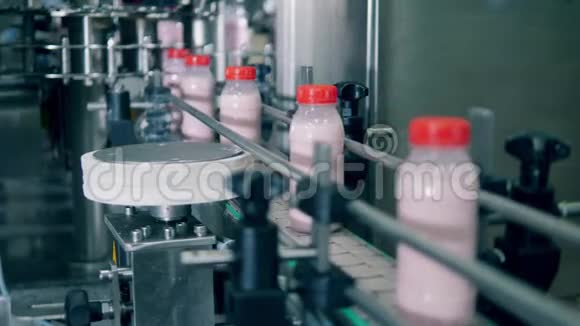 带酸奶的瓶子在传送带上移动视频的预览图