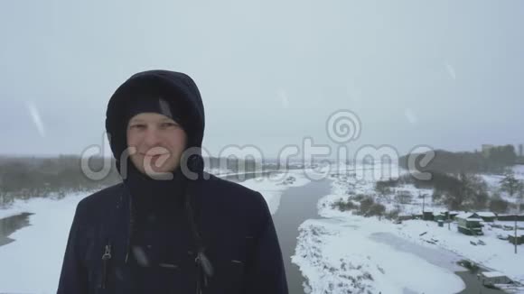 风帽里微笑的人正在冬天降雪寒冷的天气免疫和健康流感病毒生病或生病的人视频的预览图