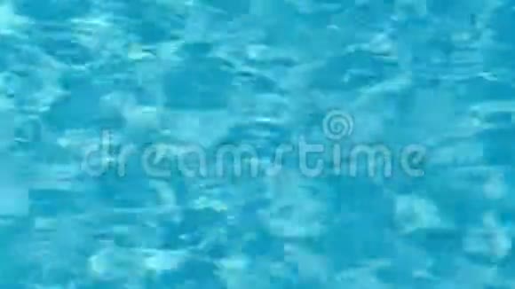 池中纯蓝色的水光线反射4k录像3840x2160视频的预览图