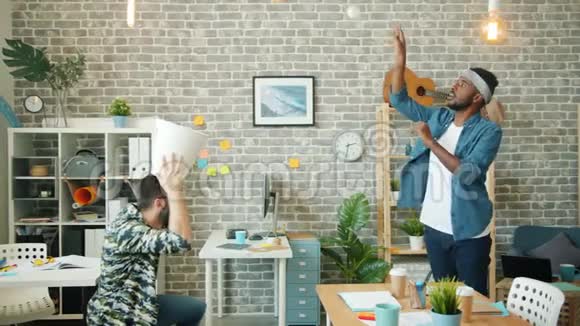 在办公室打篮球的人把纸扔进篮子的动作很慢视频的预览图
