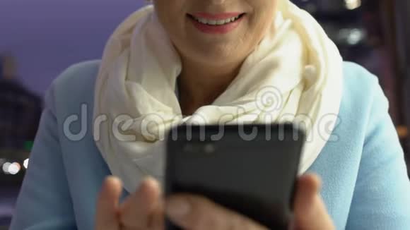 非常高兴成熟的女人在户外使用智能手机工作建议电子邮件视频的预览图