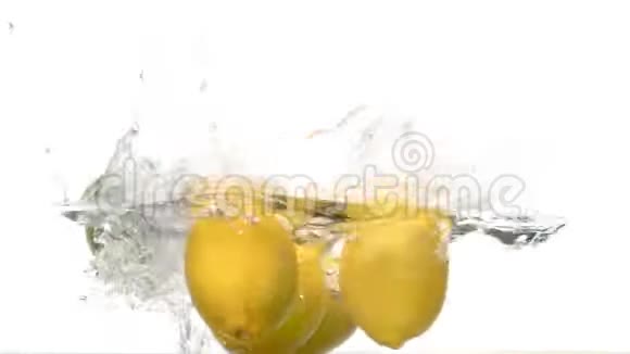 柠檬掉进水里溅起一大滴水花视频的预览图