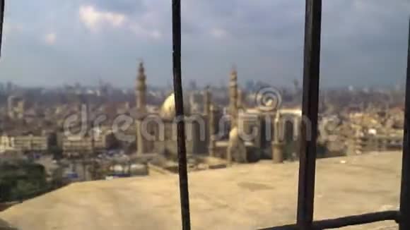 开罗旧区的景色哈桑苏丹清真寺马德拉萨开罗埃及视频的预览图