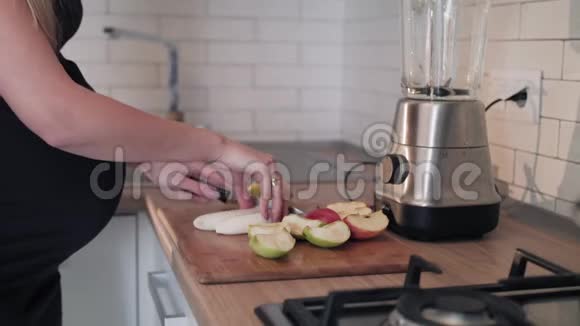 孕妇在家中剁碎水果视频的预览图