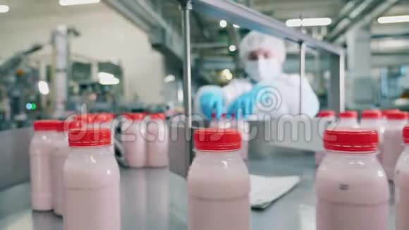 人们在工厂里用酸奶瓶工作视频的预览图