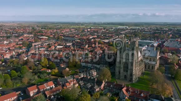 比弗利明斯特的空中镜头看着巨大的哥特式教堂的正面视频的预览图