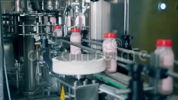 工厂传送带用酸奶移动瓶子视频的预览图