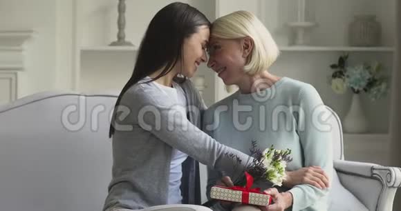 快乐的成年女儿祝贺成熟妈妈母亲节视频的预览图