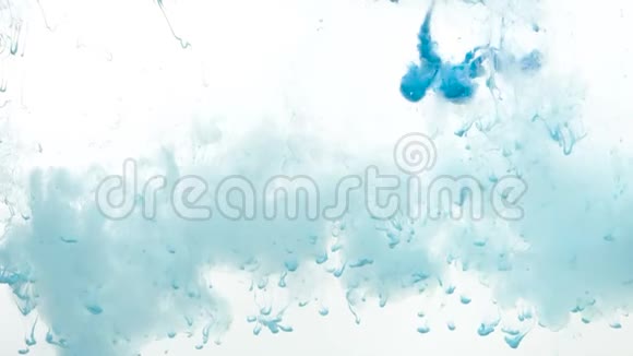 蓝色油漆滴在水中溶解视频的预览图