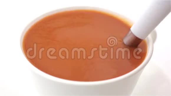 一杯西红柿汤正在搅拌视频的预览图