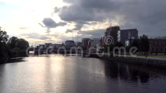 格拉斯哥苏格兰克莱德河和城市景观视频的预览图