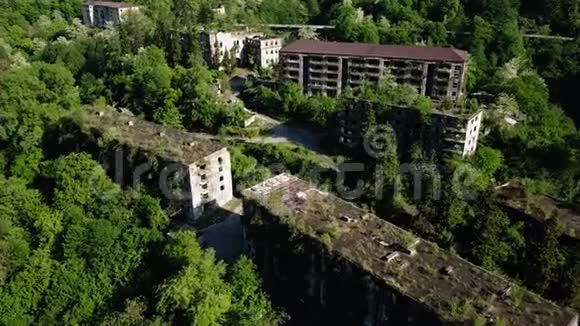 废墟失去了过度生长的采矿幽灵小镇阿卡马拉阿布哈兹战争的后果从无人机的鸟瞰视频的预览图