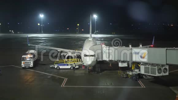 夜间在机场装载货物和登上民用飞机的准备视频的预览图