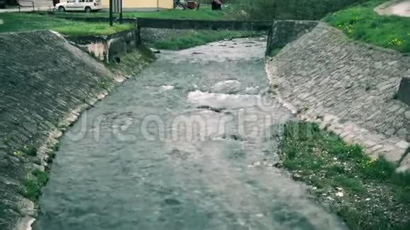 一条穿过城市的小河视频的预览图