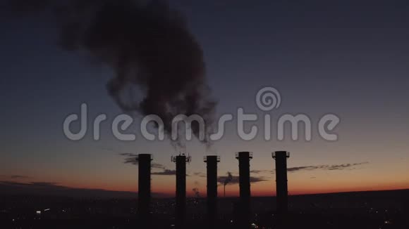 浓烟高高升起烟囱的环境污染五根管子的剪影美丽的日落视频的预览图