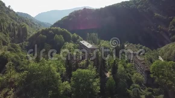 失去了生长过度的采矿鬼城阿卡马拉阿布哈兹战争的后果无人机的鸟瞰图视频的预览图