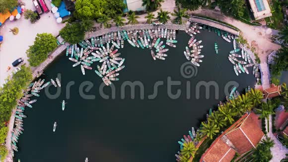 从高空俯瞰划船带游客游览宁宾景点视频的预览图